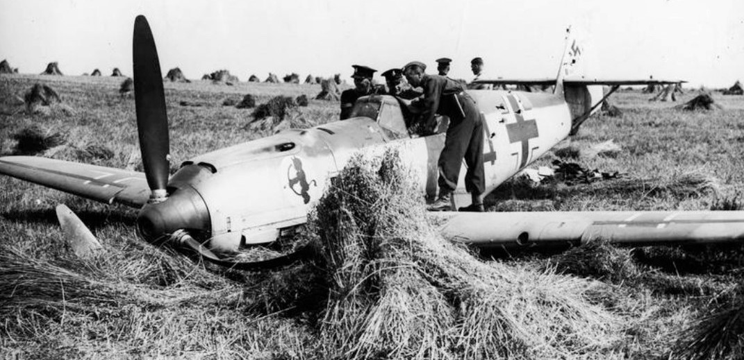 1940_12_Aug._Messerschmitt_Bf_109E_of_2JG2_shot_down_in_combat_over_Hastings.jpg
