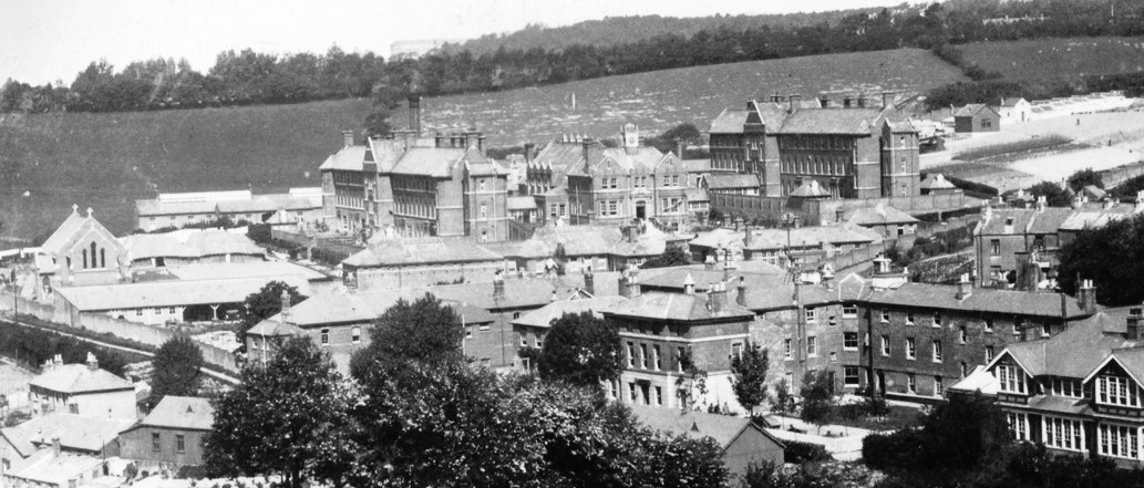 St_Helens_Hospital_in_the_1940s_with_the_1837_Workhouse_in_the_forground._-_Copy.jpg