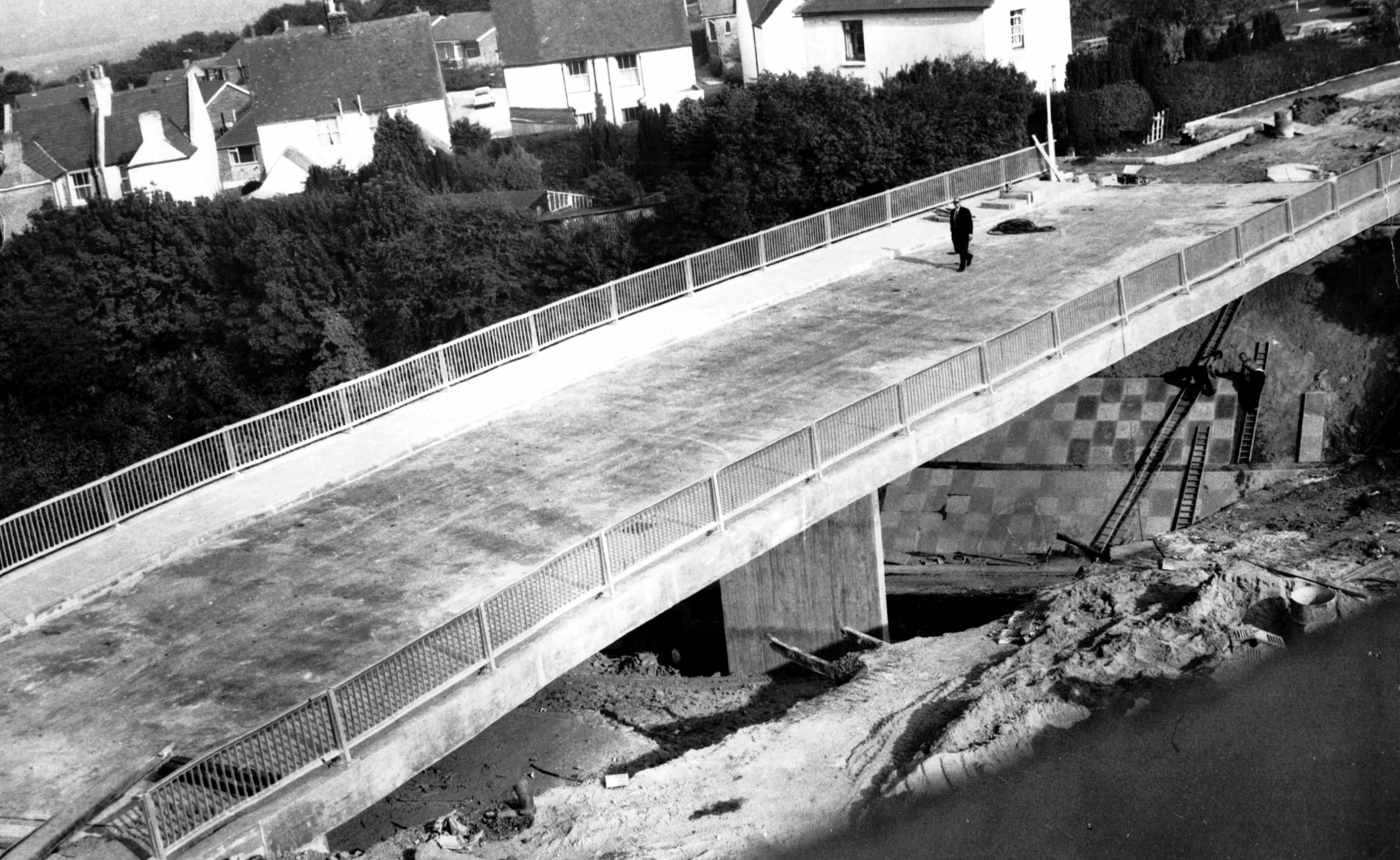 The_new_bridge_being_built_1971_-_Copy.JPG