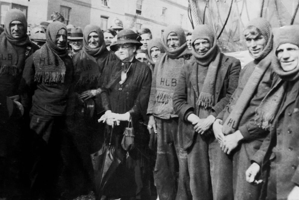 1932.-The-crew-have-been-given-new-scarves-Will-Curtis-3rd-from-right.jpg