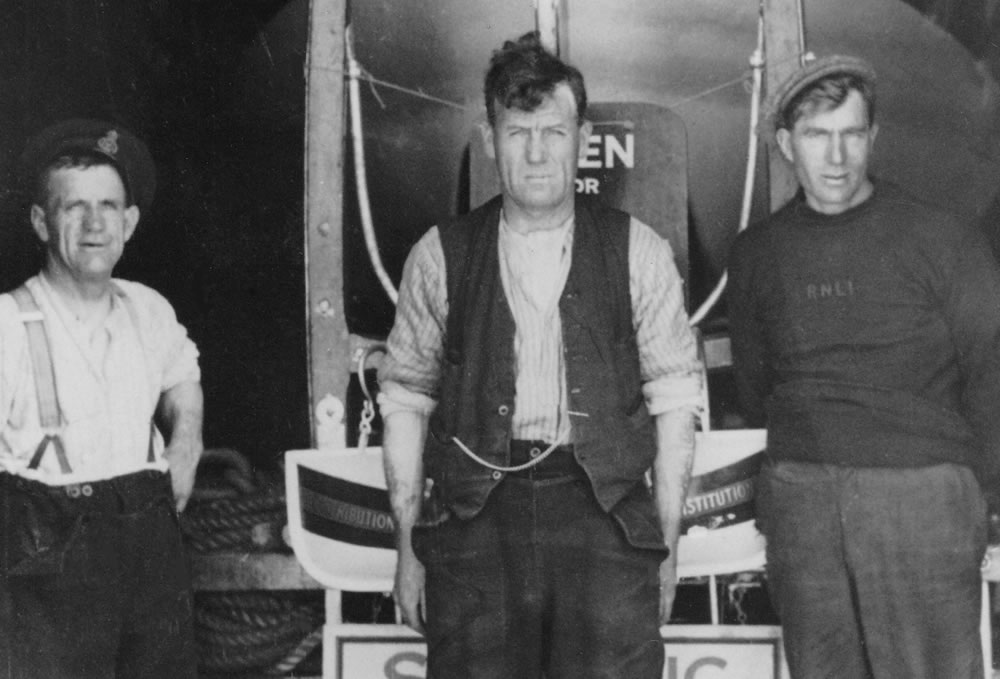 193940-GeorgeMoon-coxswain-1940-Bill-Hilder-left-Will-Martin-right.jpg