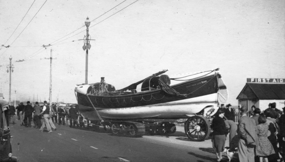 1940-5-June-Return-from-Dunkirk-mud-mark-the-length-of-hull.jpg